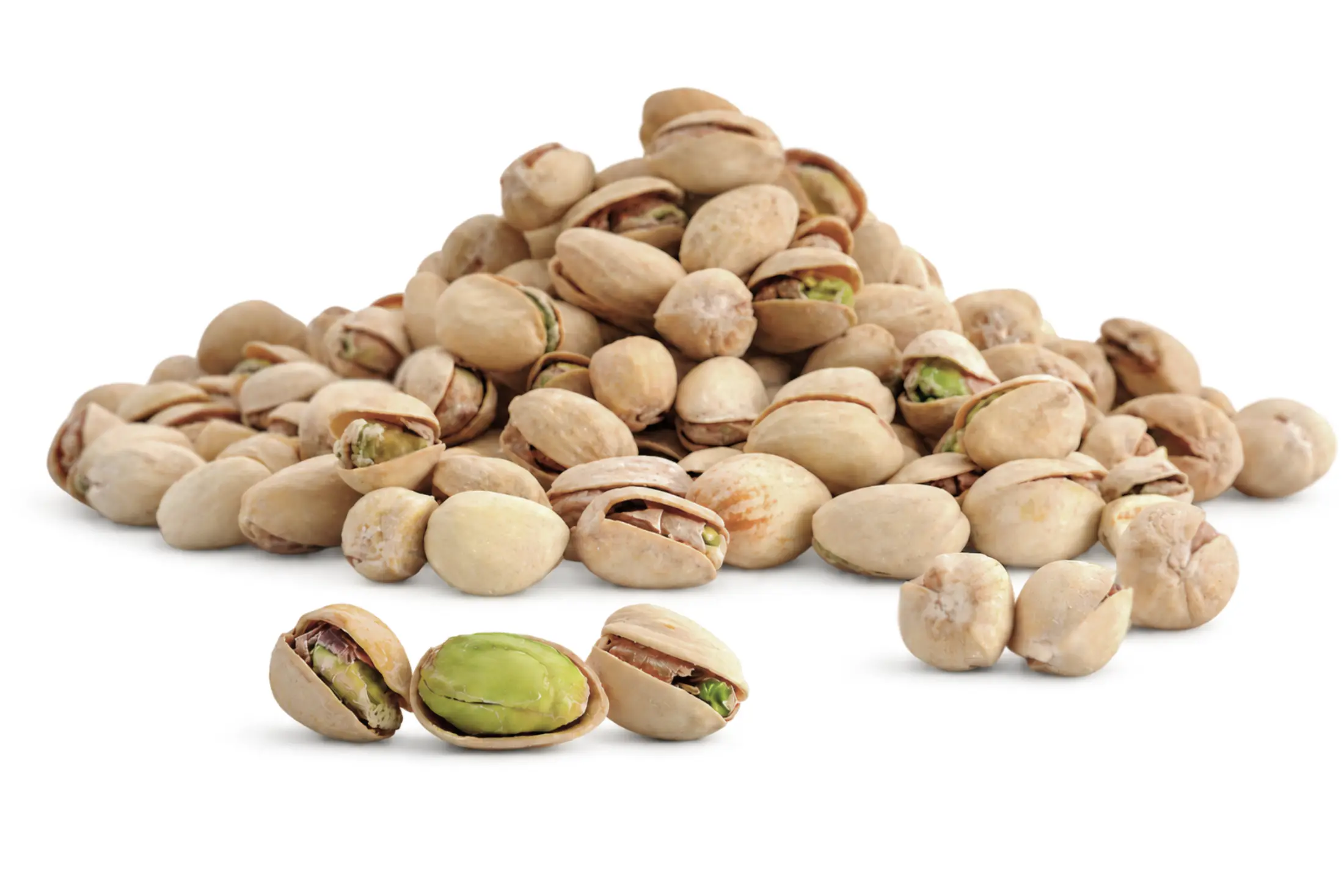 Pistachos con cáscara y fruto verde